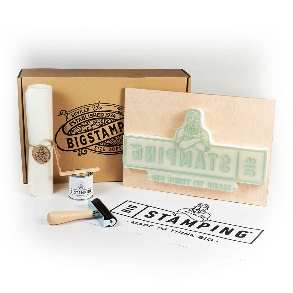 Kit Big Stamping XXL que incluye sello personalizado de gran tamaño, acetatos, rodillo, pintura y paletas