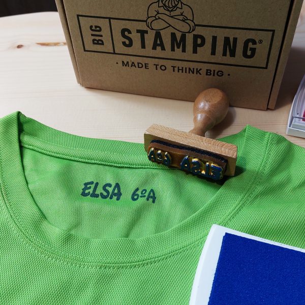 Camiseta estampada con BigStamping y tinta textil en almohadilla marca VersaCraft